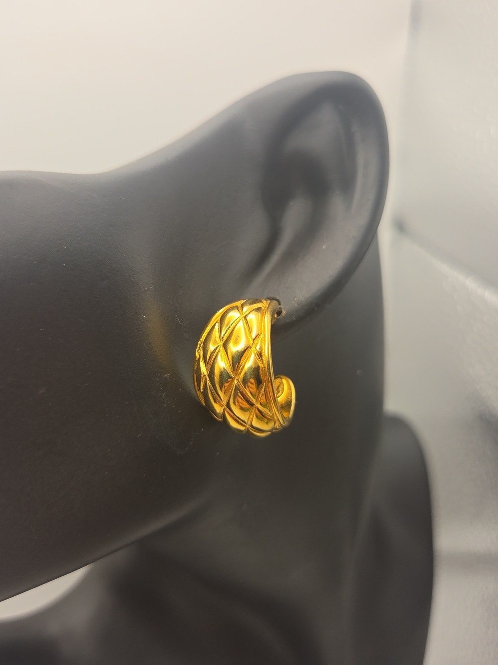 Vintage Goldtone Quilted Hoop Earrings - Classic Women's Jewelry